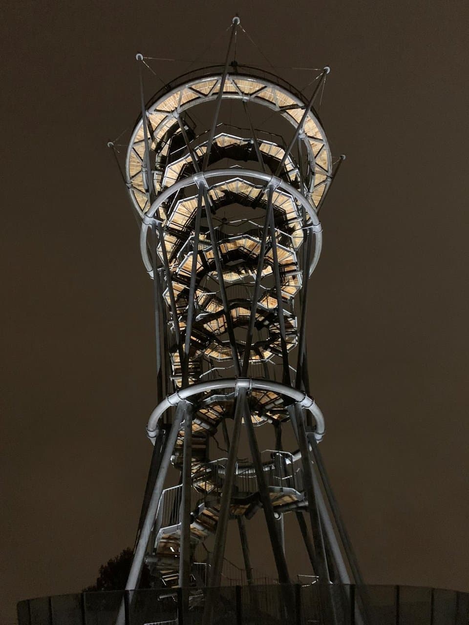 Ook bij nacht een mooi gezicht. De toren is dan gesloten. 