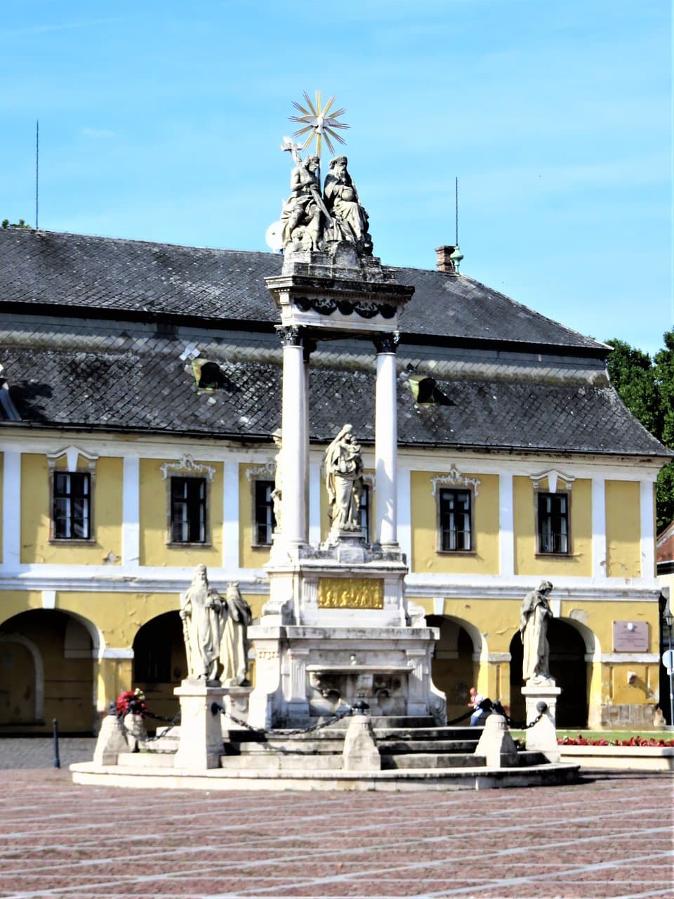 Эстергом. Колонна Святой Троицы на площади Сеченьи.