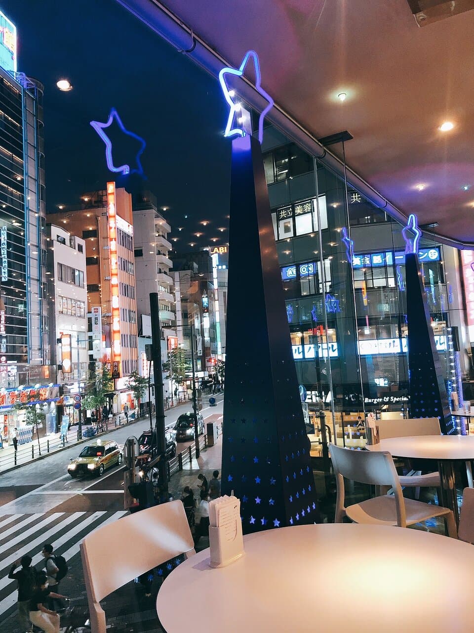 池袋にあるパフェ専門店。一年中、可愛いパフェが食べられます。 へびつかい座をいれた13種のレギュラーパフェの他に、季節限定品も。店内もおしゃれで、しかもパフェは驚くほどの速さで出てきます。お友達といっても、デートでも、親子でも使えますよ。ポイントカードは無期限！！