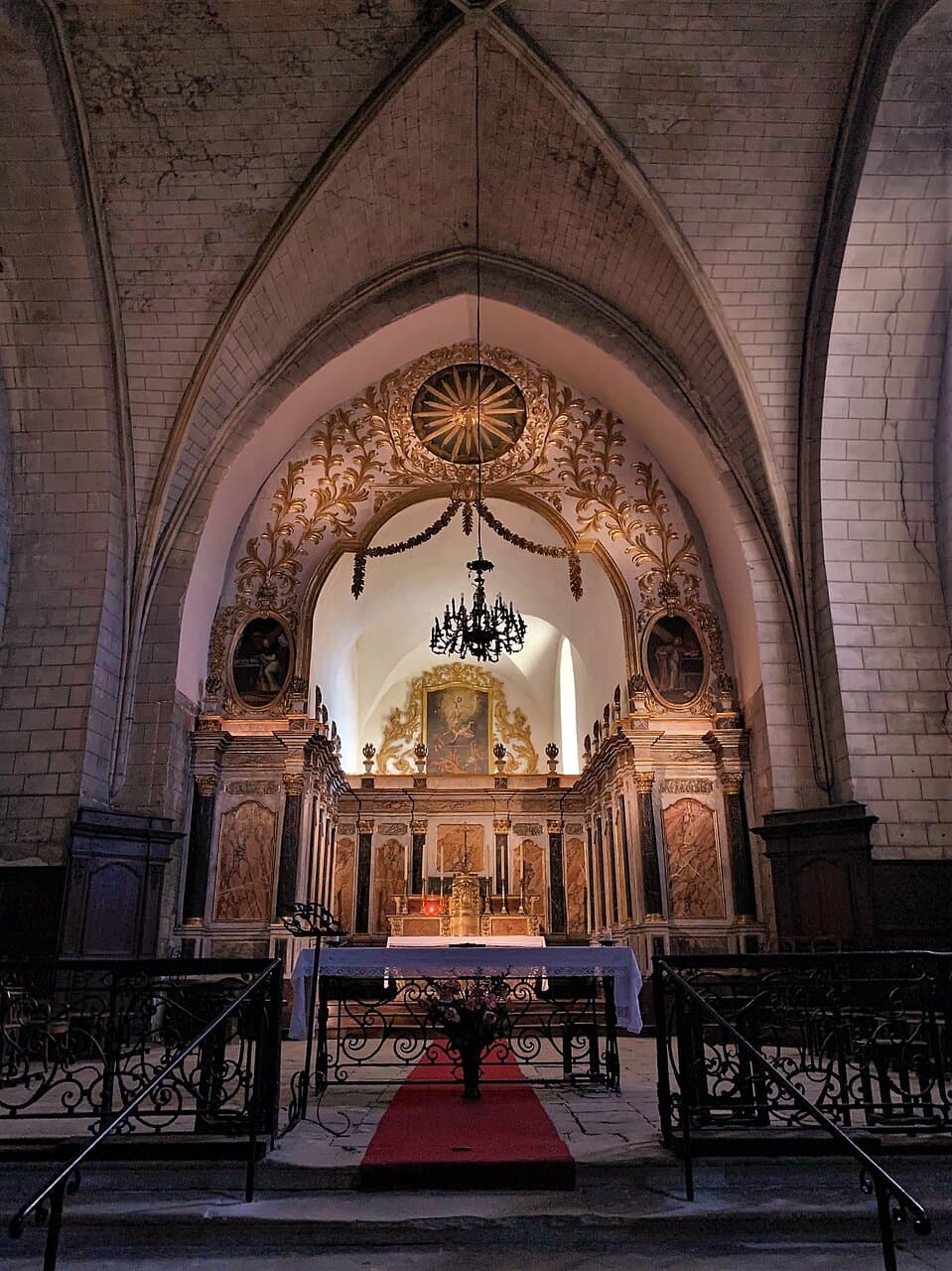 Cette église est remarquable par son histoire et son architecture mais le manque d'éclairage la met pas en valeur.