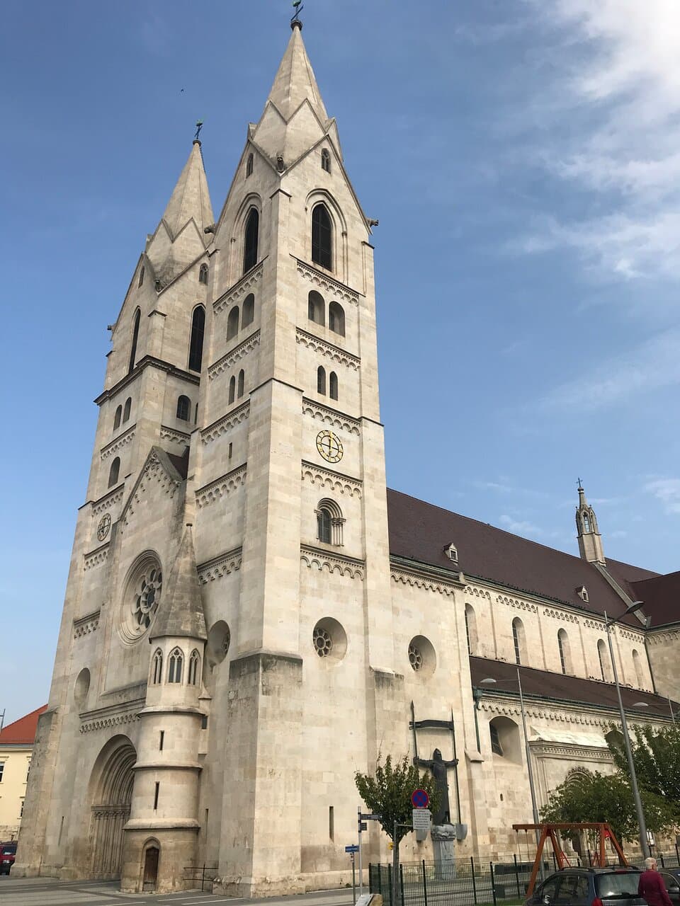 Esta cidade se chama Wiener neustadt e uma cidade linda e bem charmosa, para ver mais fotos de uma olhadinha no meu perfil 