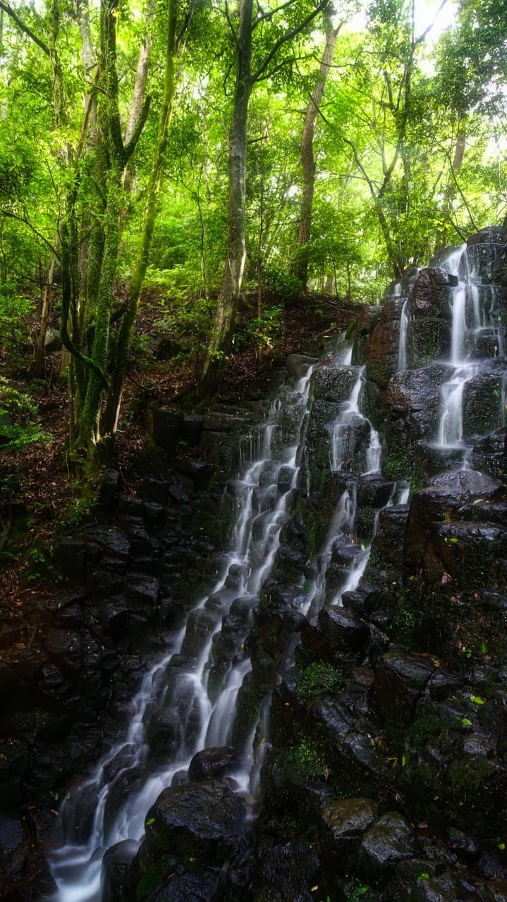 雄飛滝：横から撮影。カクカクですね。