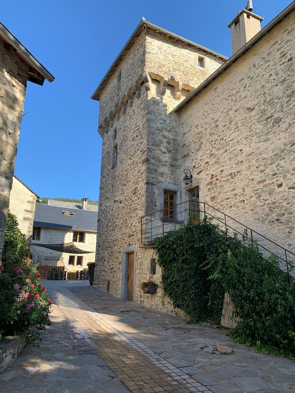 Ancien château du comte de Tézan ,, Nages 81320