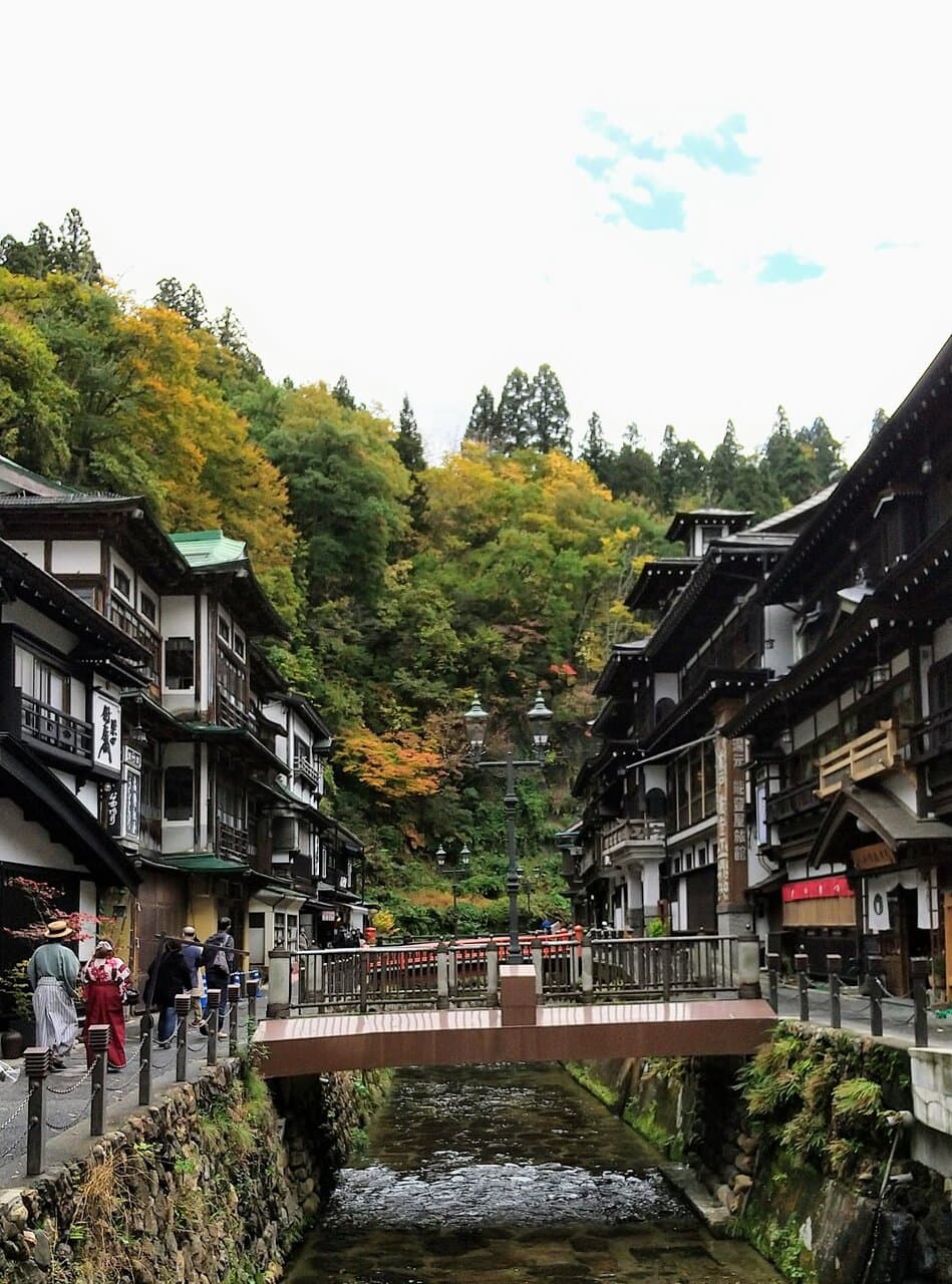 夜景と昼間の街並みと白銀の滝