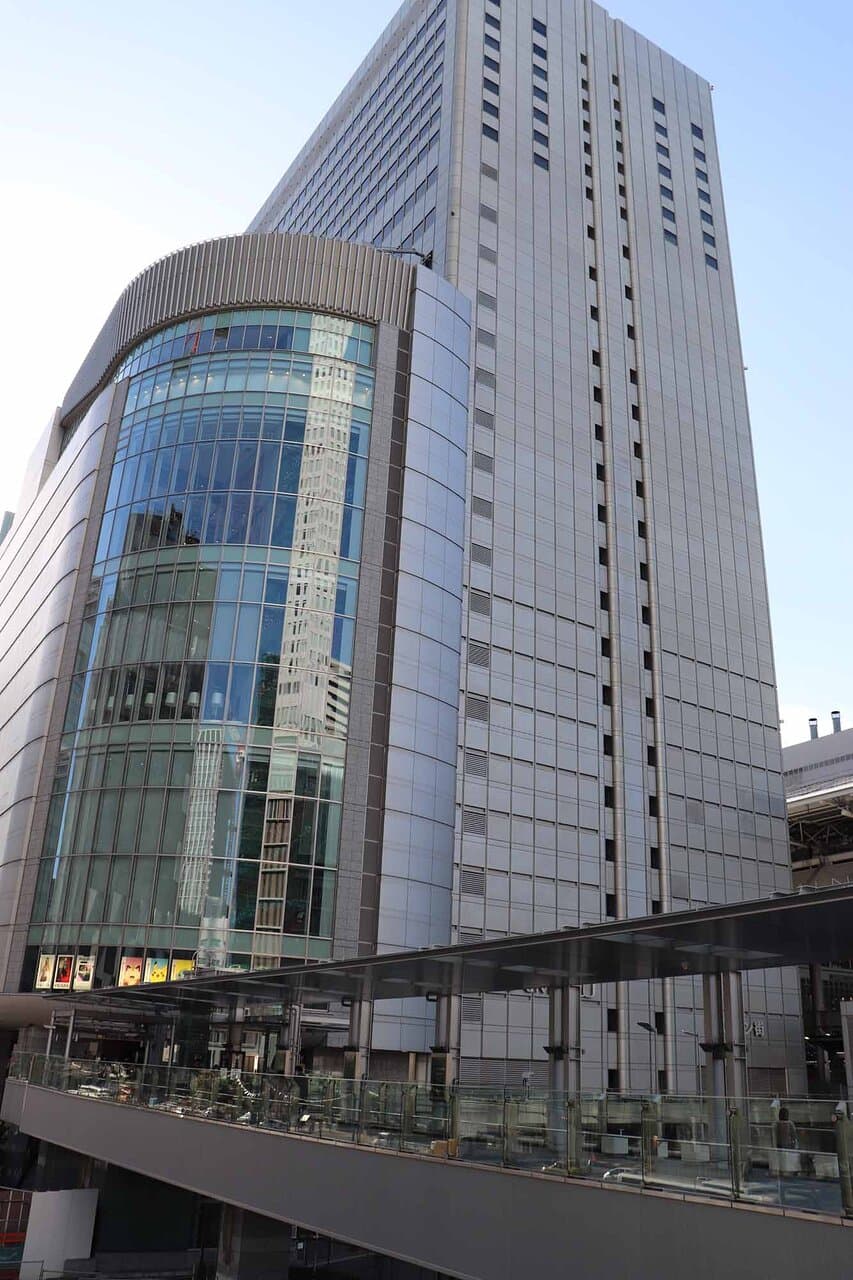 大阪ステーションシティの南側に位置しています