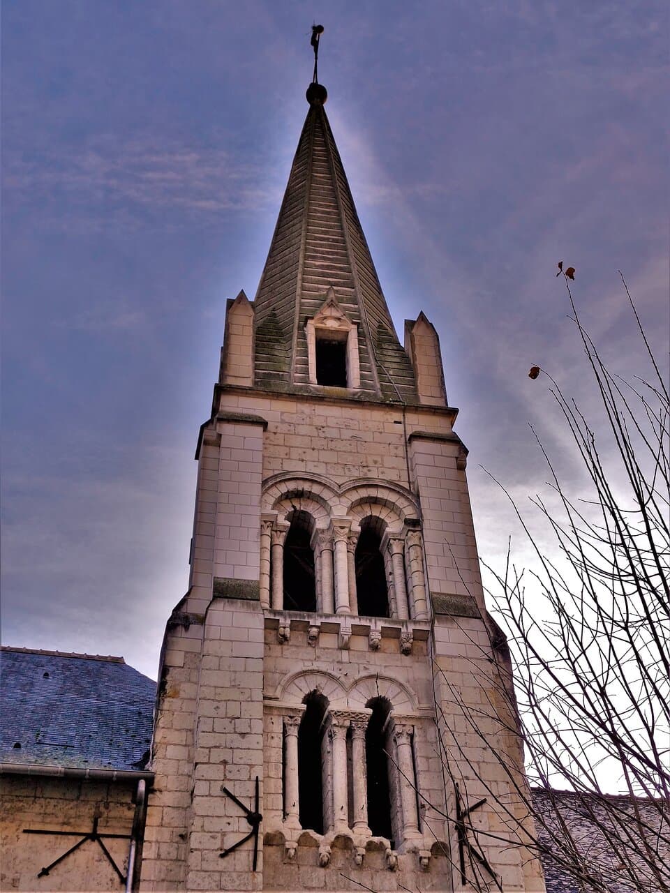 Un patrimoine intéressant mais peu mis en valeur et inaccessible. Après la déception devant la Collégiale Saint-Mexme, portes fermées et aucune information concernant les visites, c'est le même scénario devant l'église Saint-Maurice. L'absence de mise en valeur par une signalétique accueillante étonne et déçoit. Heureusement, l'église Saint-Etienne est ouverte et accueillante.
