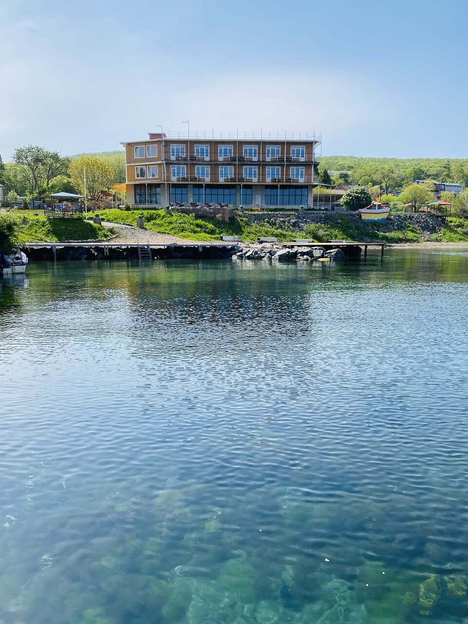 База отдыха «Звезда»  расположилась на самом берегу Японского моря на острове Попова. К нам приезжают, чтобы отречься от городской суеты, погулять по острову, отдохнуть с семьей или друзьями