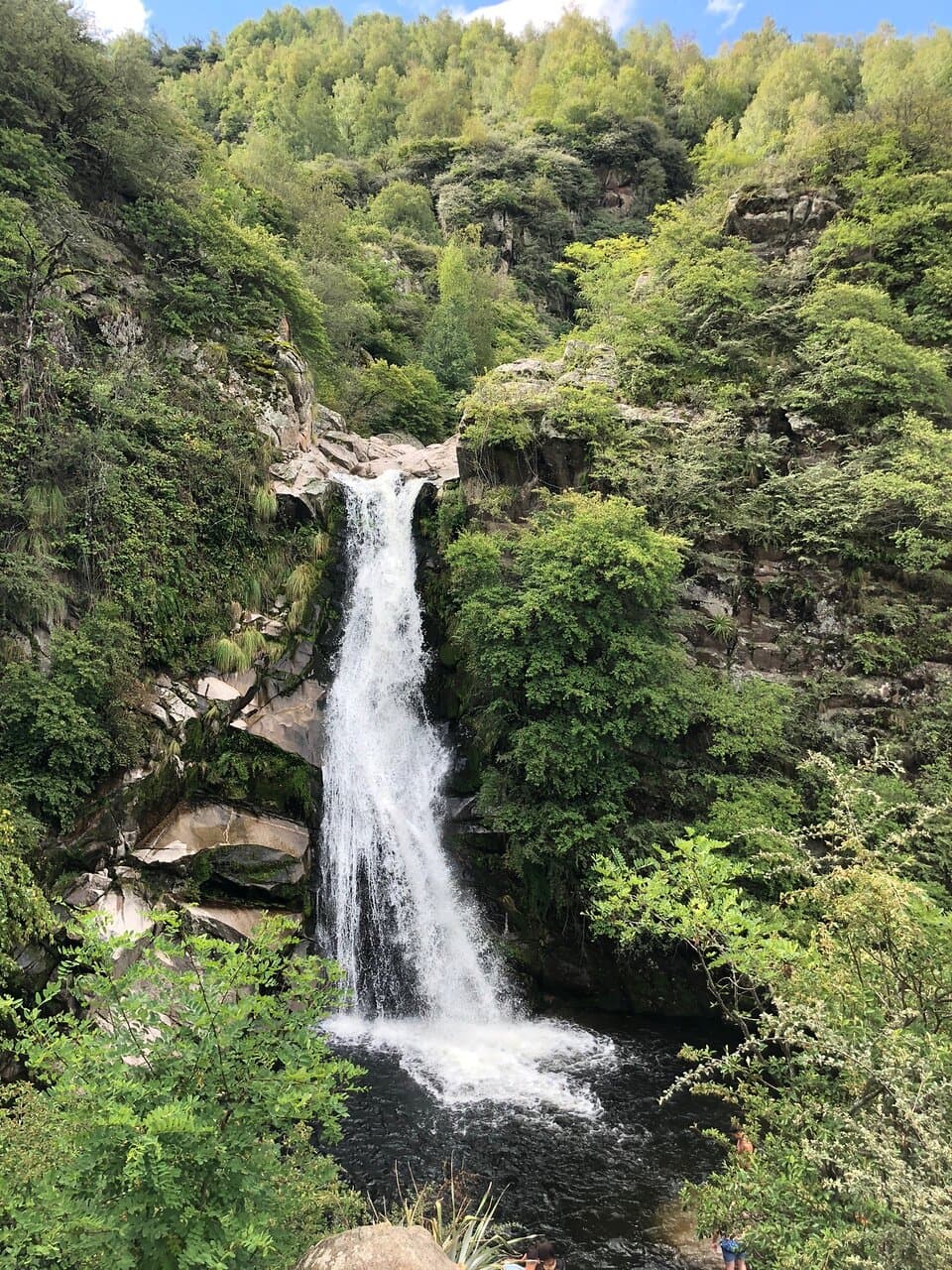 Hermooso Lugar, recuerdo haber venido de chica y quedo guardo este lugar.. volvi ahora de grande y sigue siendo tan soñado como esa vez.. es hermoso! Pura naturaleza. Es algo complicado bajar hasta la cascada, pero si te gusta este tipo de aventuras es ideal!!!🙌🏼🙌🏼🙌🏼