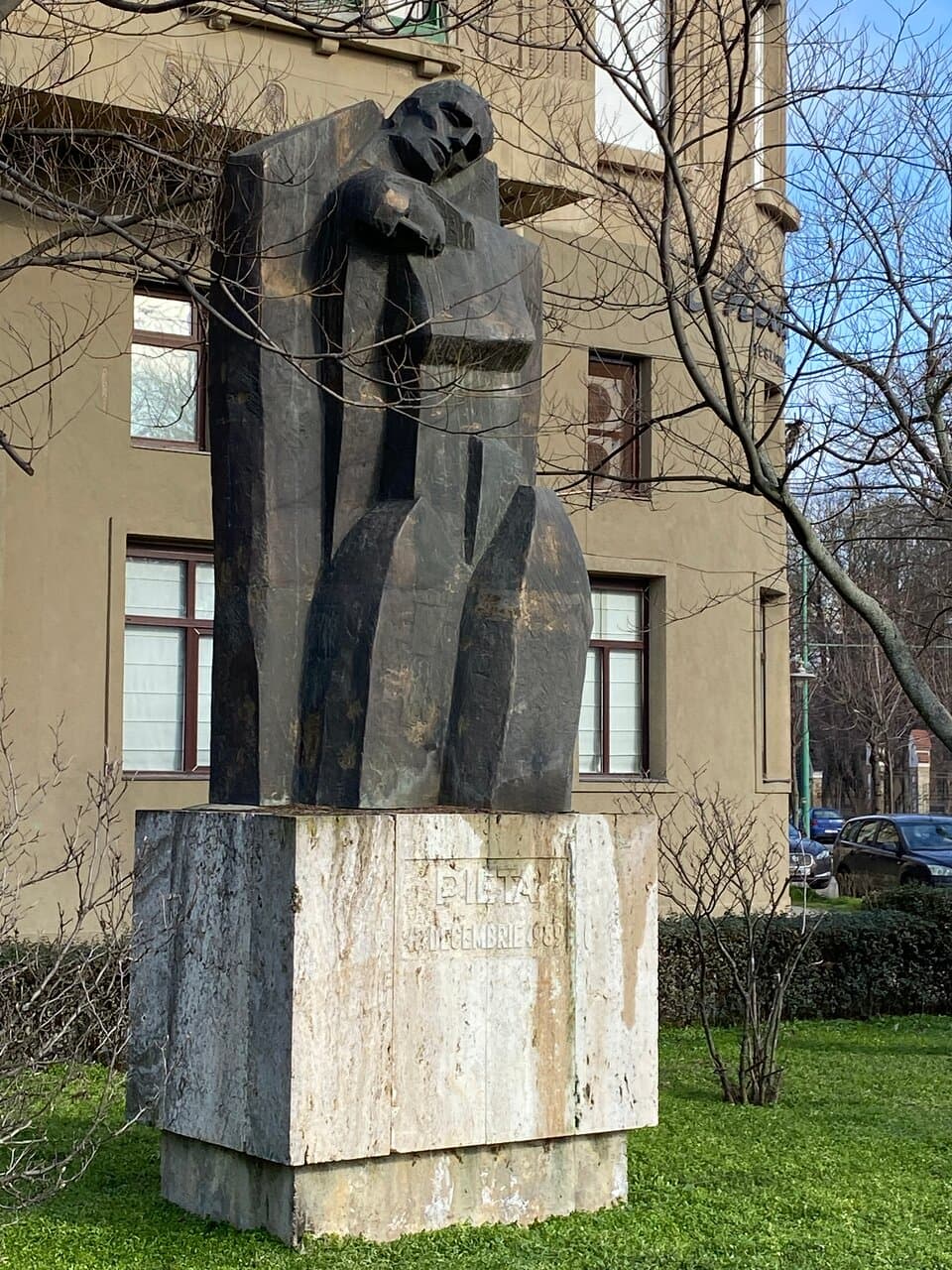 A side view of the statue. 