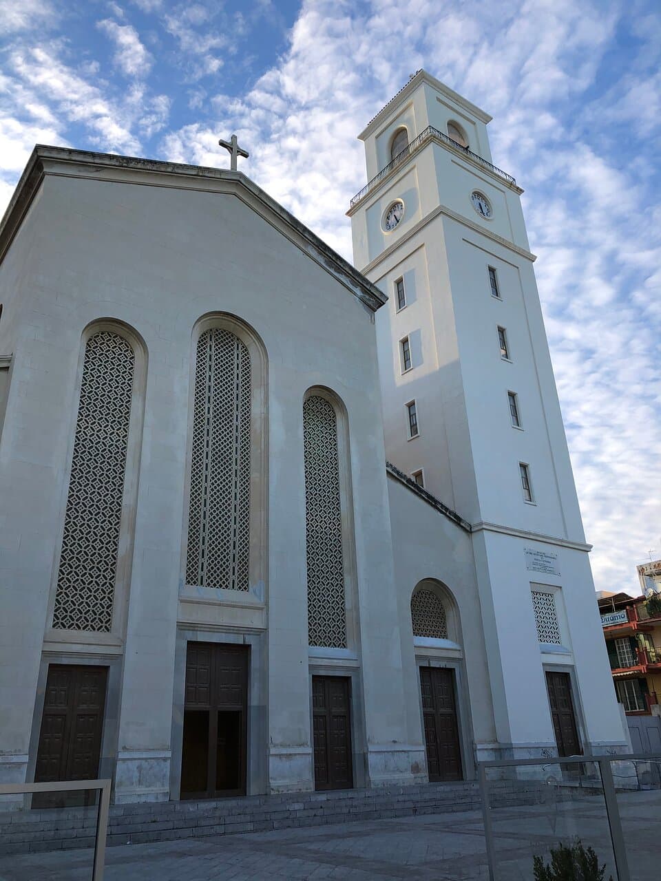 Vista frontale del Duomo dedicato a  Santo Stefano Protomartire e il campanile 
