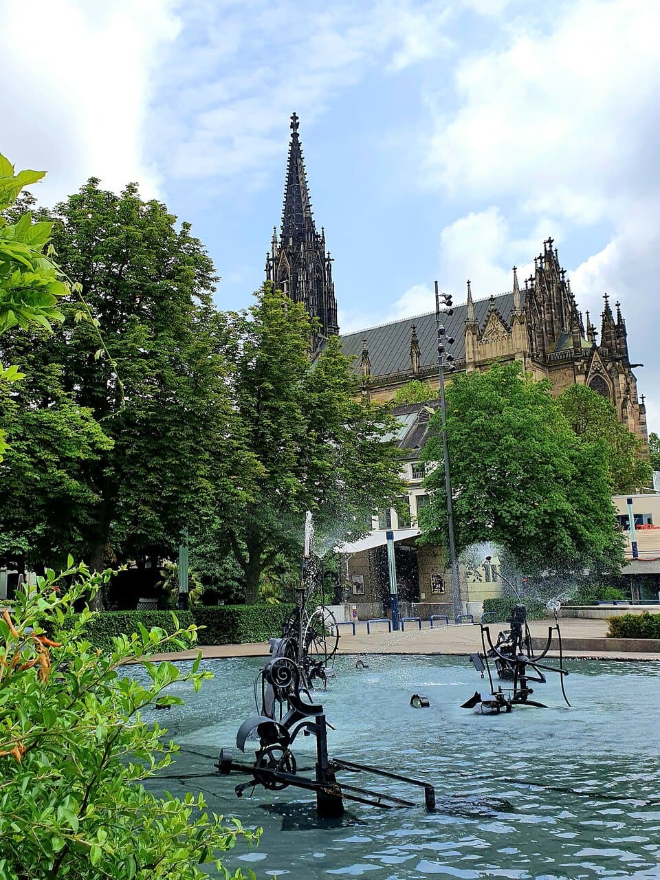 Modern fountain - old cathedral😊🌍