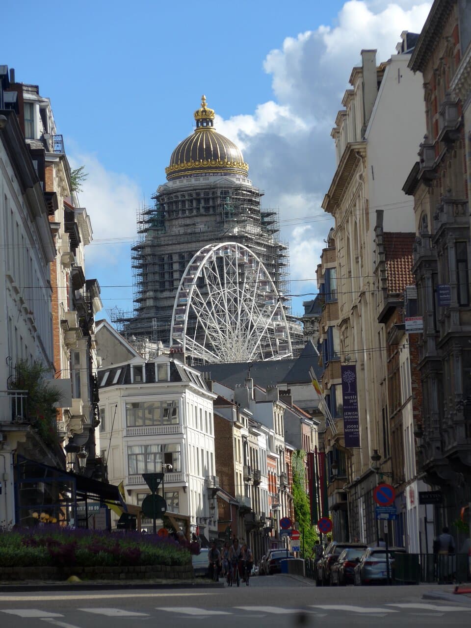 Brussels, Jewish Museum (to the right)