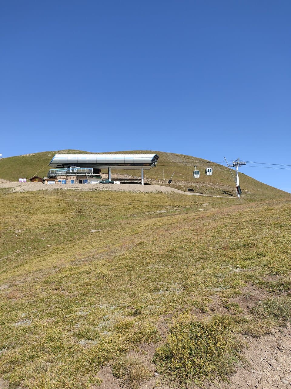 Télécabine du prorel au-dessus de Briançon vous donnera une vue superbe sur toute la vallée. Et surtout en dessous il y a une aire de pique-nique avec plancha géante à votre disposition donc ramener vos grillades table de pique-nique impeccable
