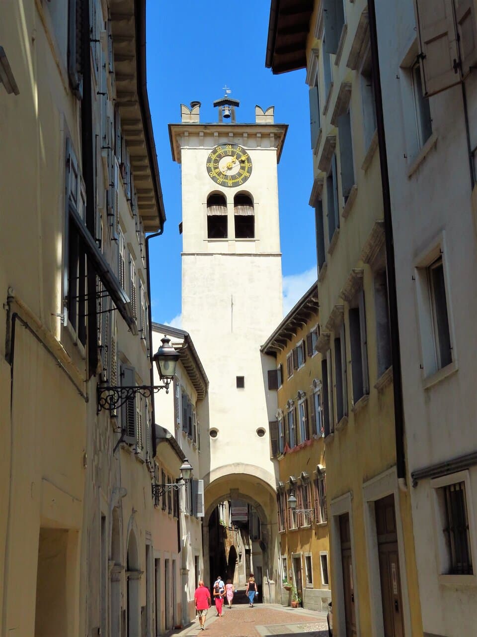 La torre dell'Orologio, sotto cui passa via della Terra