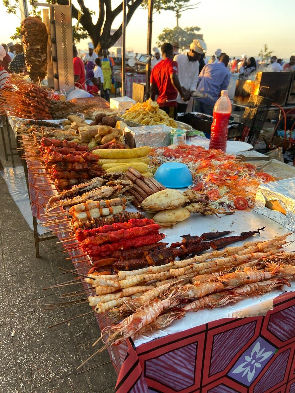 Mesa com comidas locais