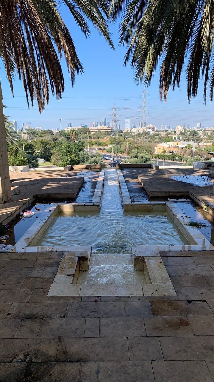 С парковками беда. Даже когда в парке немного людей, парковку удалось найти, заняв последнее парковочное место возле парка. В самом парке достаточное количество урн, но за территорией для пикника валяется мусор (то есть там где есть камни и нет травяного покрытия). Есть детская площадка, но очень старая. Есть туалеты. Также на территории есть фонтан. Количество людей всегда большое, поэтому не рекомендую этот парк для посещения. За исключением варианта посещения дня рождения друзей.