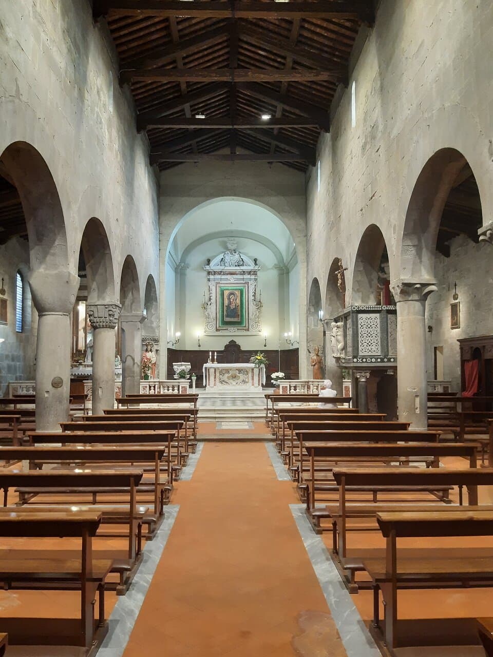 interno della bella Pieve di San Gennaro, nell'omonimo paese nel comune di Capannori