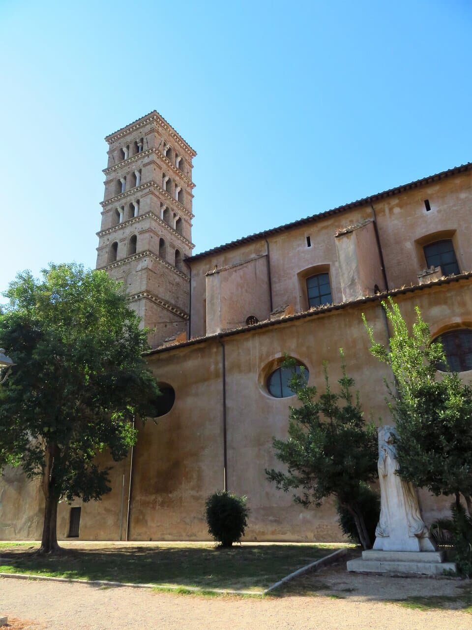 Vista dal giardino sul campanile della chiesa dei SS. Bonifacio e Alessio