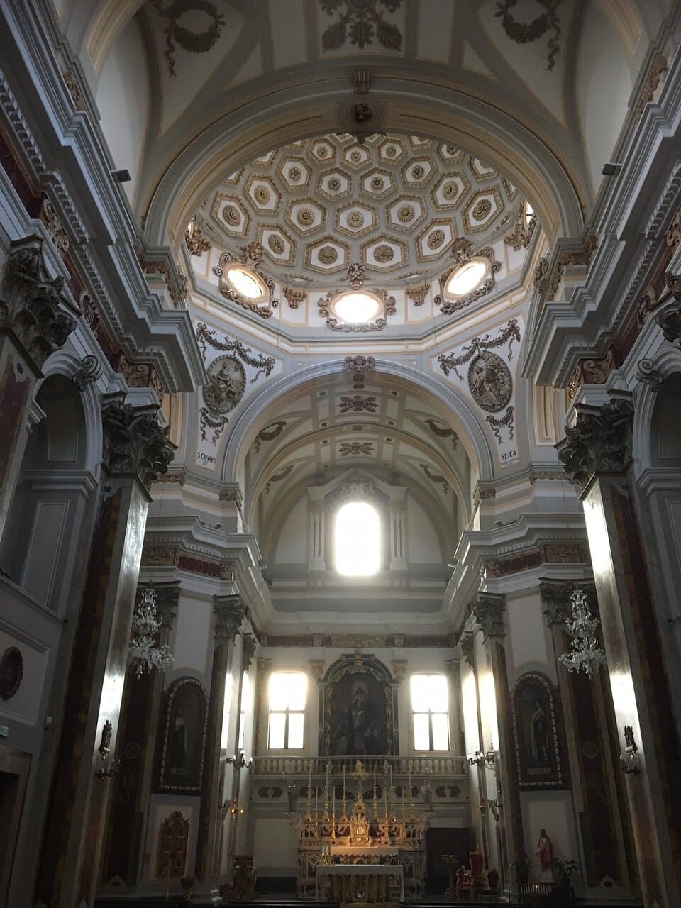 Prachtig plafond, kerk ligt net buiten het centrum.
