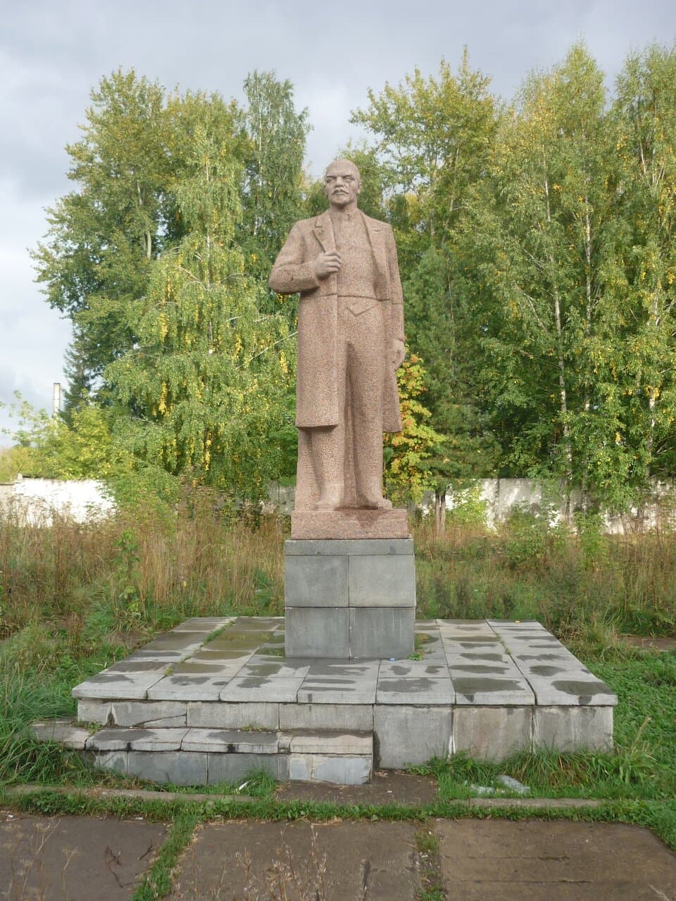 Памятнику 90 лет