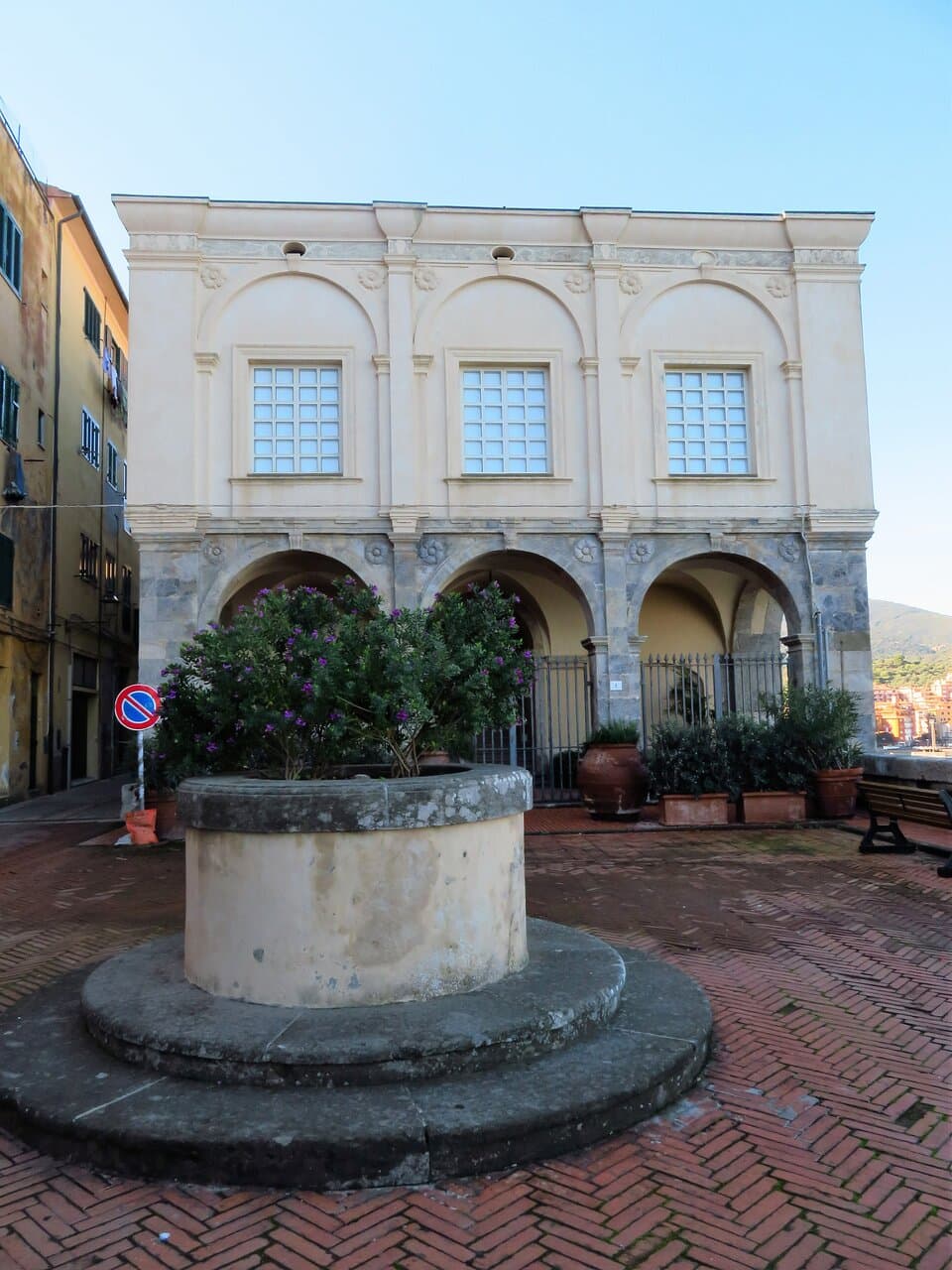 La facciata del palazzo, unica parte originale rimasta dopo i bombardamenti dell'ultimo conflitto
