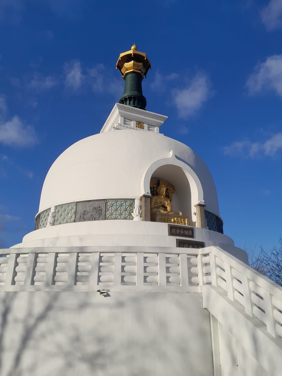 Walk through the Stadtpark's Chinese Pagoda