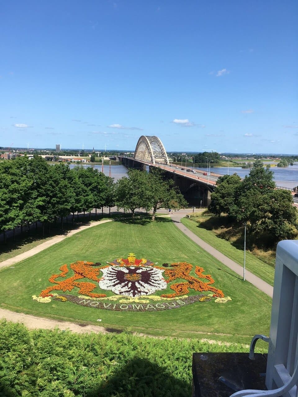 Belvedere uitzicht met de Waalbrug op de achtergrond.
