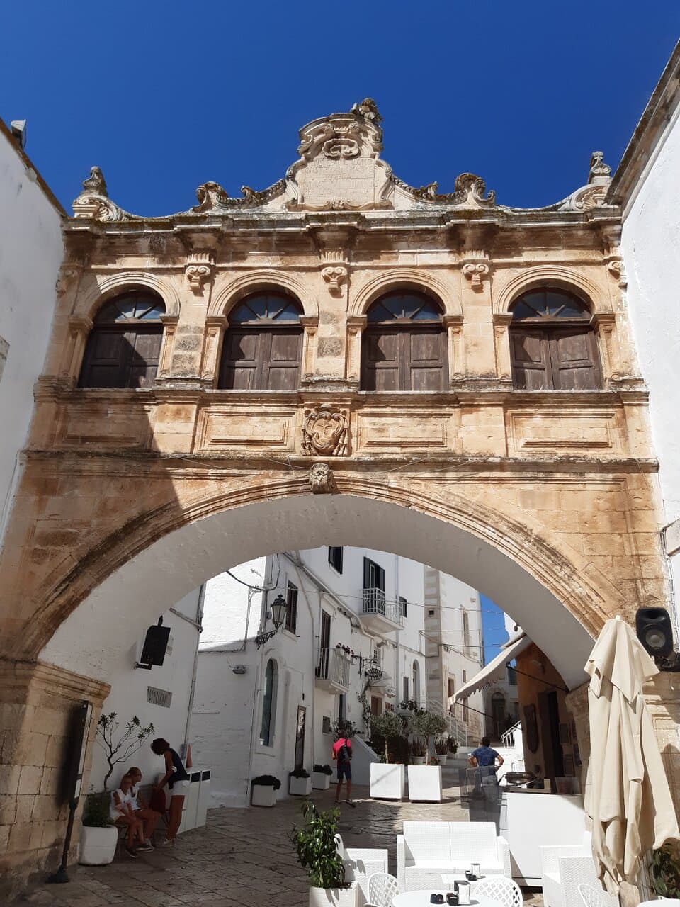 A fianco dell'arco e e della cattedrale