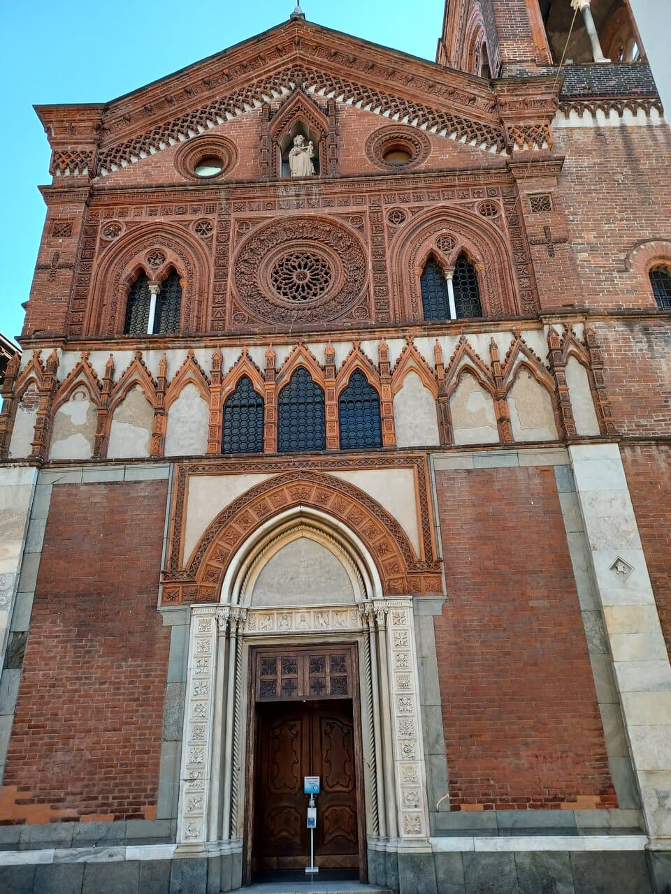 ...facciata della Chiesa di Santa Maria in Strada!!