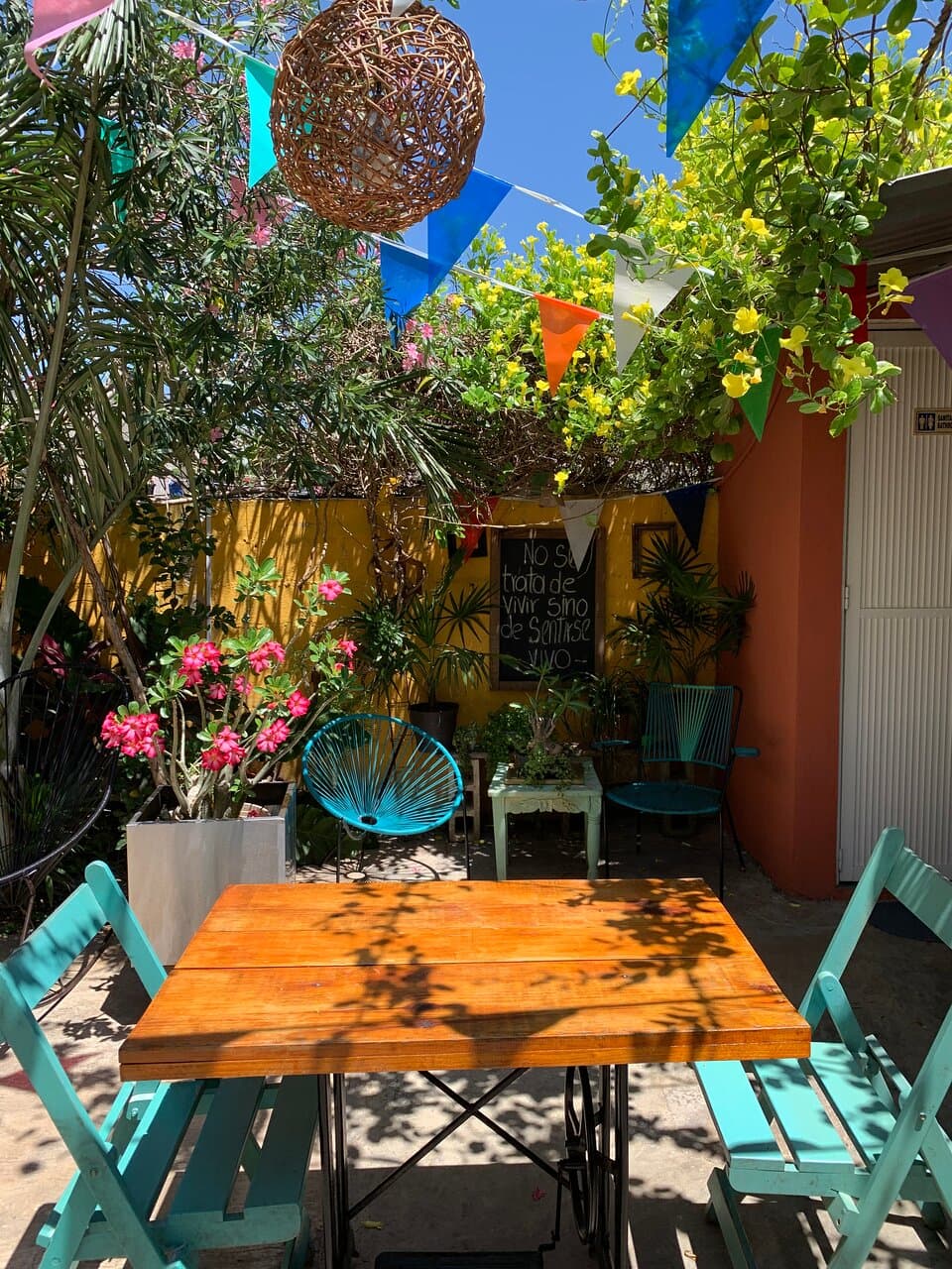 Si estuvieras ahora mismo en esta mesa
¿Qué pedirías para  acompańar un día soleado 😋🌞
#desayunosolich
