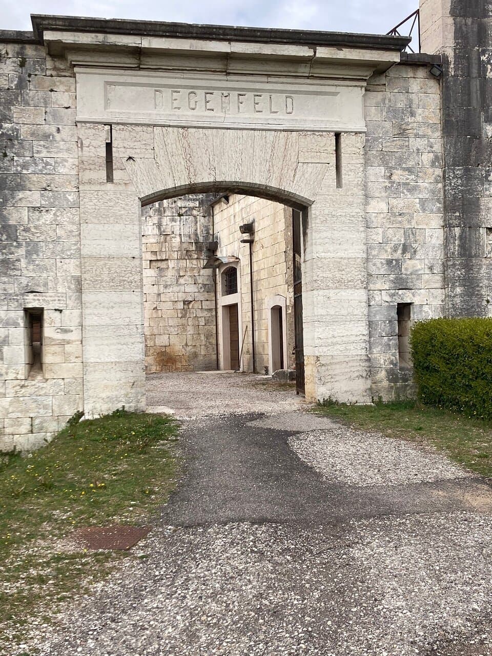 Das Fort ist 1861 erbaut worden. Derzeit wird es noch renoviert. Man kann es aber besichtigen und hat einen herrlichen Blick nach Verona und zum Gardasee.