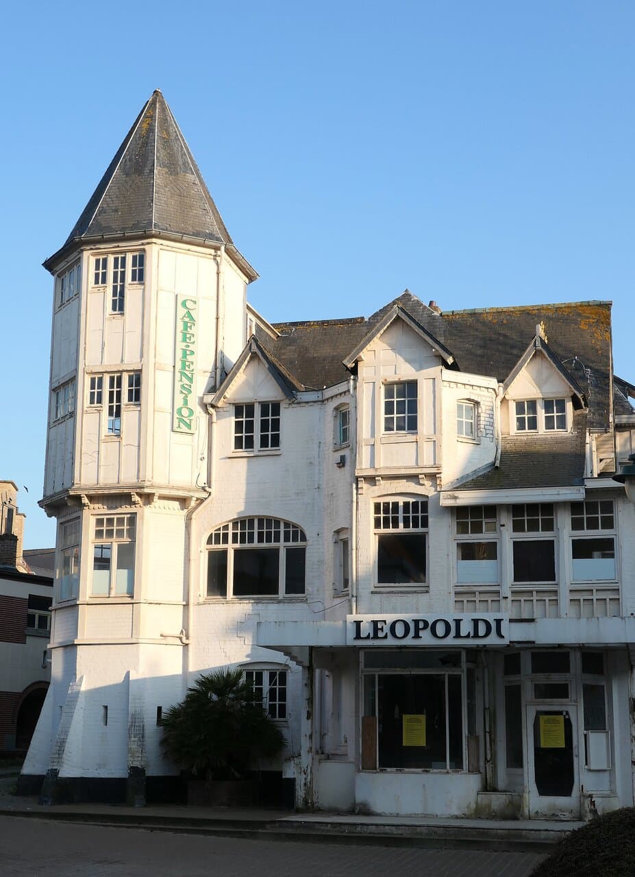 De Panne, Dumont Quarter (early 1900s, arch. Jozef Viérin Villa Marthe, later Chalet de la Bienvenu, Chalet du Chien Vert and Cafe Pension Leopoldus (CLOSED) Pierre Bortierplein 20  -Zeedijk 99 