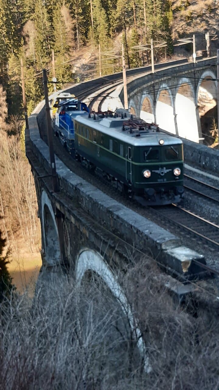 Eine Variante des Orient Express. Gezogen von einer E Lok der Baureihe 1010 auf dem Viadukt kalte Rinne unterhalb des Ghega Museums.
