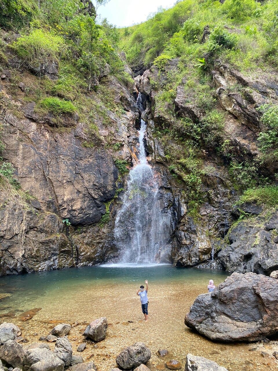 น้ำตกจ๊อกกระดิ่น ไปหน้าแล้ง ติดต่อรถนำเที่ยวที่ปิล๊อก ทางไปค่อนข้างชัน และแคบ รถทั่วไปไปได้ แต่ระมัดระวังและใช้ประสบการณ์หน่อย บริเวณจอดรถกว้างขวางมีห้องน้ำ บริการ เดินทางราบเข้าไป 300 เมตร น่ำตกสวยมาก น้ำเย็น มีเจ้าหน้าที่ดูแลความปลอดภัย สามารถลงเล่นน้ำได้