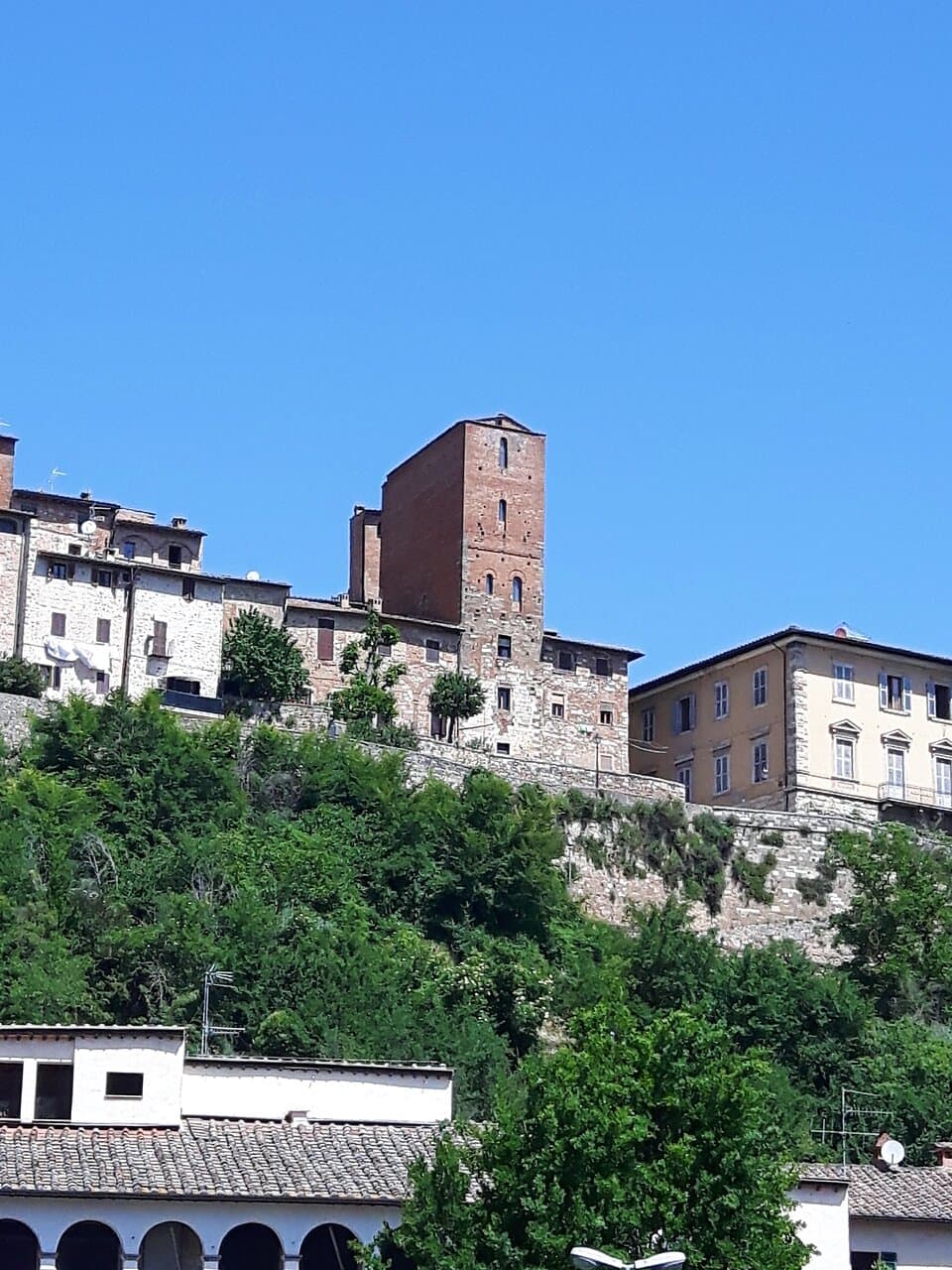 La torre di Arnolfo vista dal basso (dal parcheggio vicino alla chiesa di Sant'Agostino)