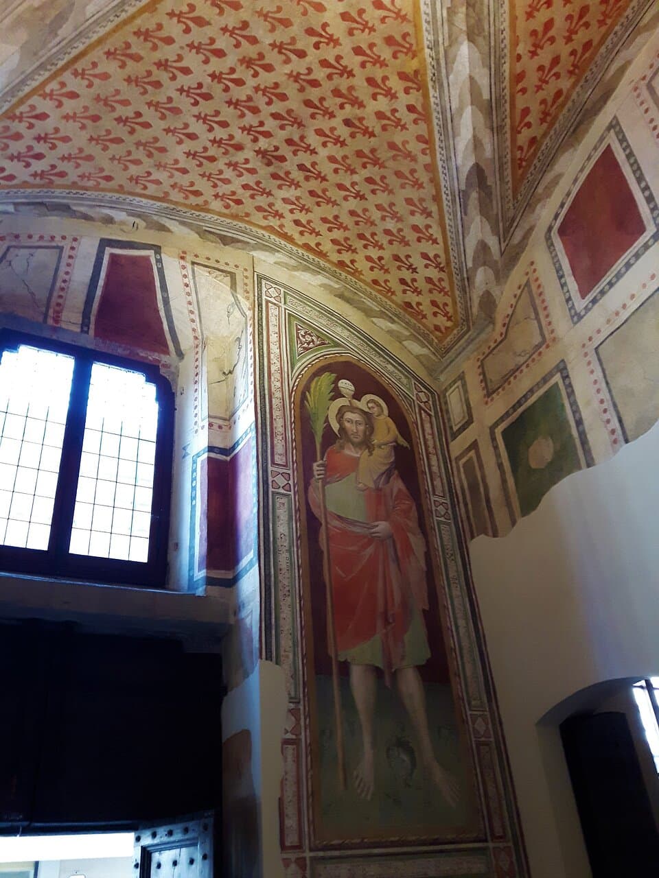 Affreschi nell'atrio d'ingresso (il San Cristoforo fu dipinto nel 1391 da Niccolò di Pietro Gerini (lo stesso che ha affrescato la cappella Migliorati nel convento di San Francesco)