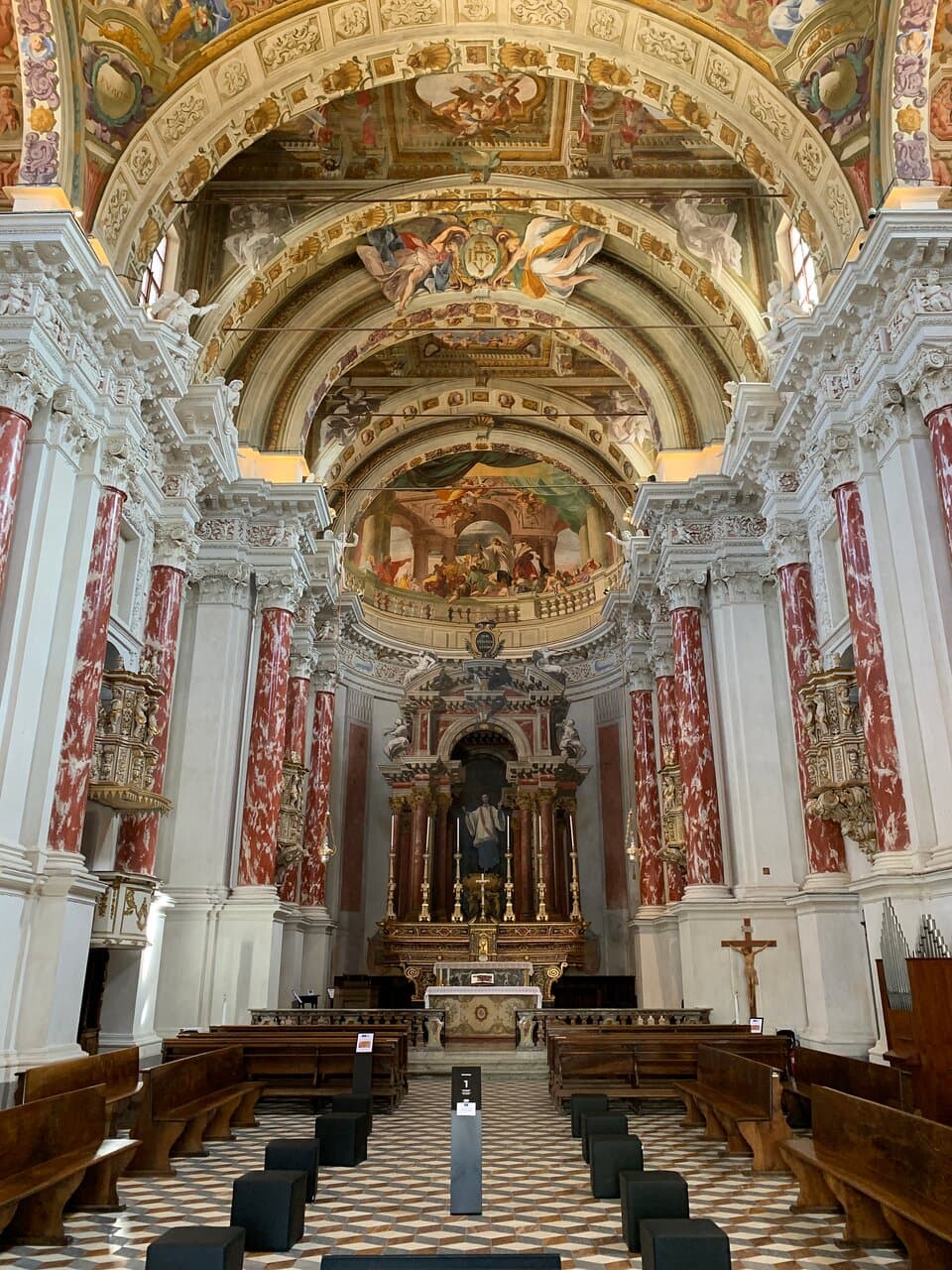 La navata unica centrale