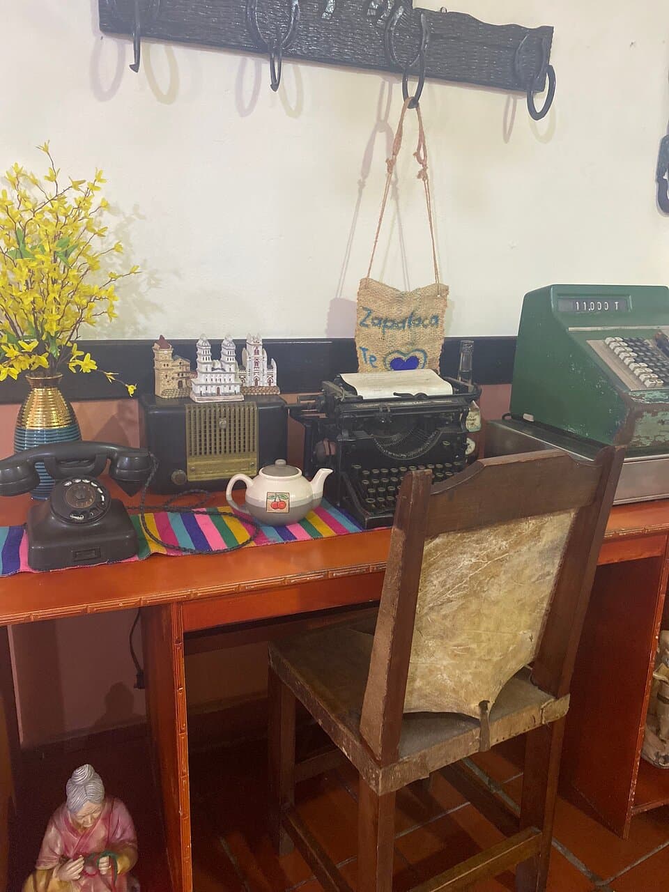 Comida típica santandereana ( sancochos de gallina, Carne oreada, chivo guisado guisado ó asado , pescados , mariscos  Etc ) | Todos los platos que pedimos  tienen Buen sabor | Buen servicio | Decoración Típica de una casa vieja | poco espacio de parqueadero | aceptan todo los medios de pago.