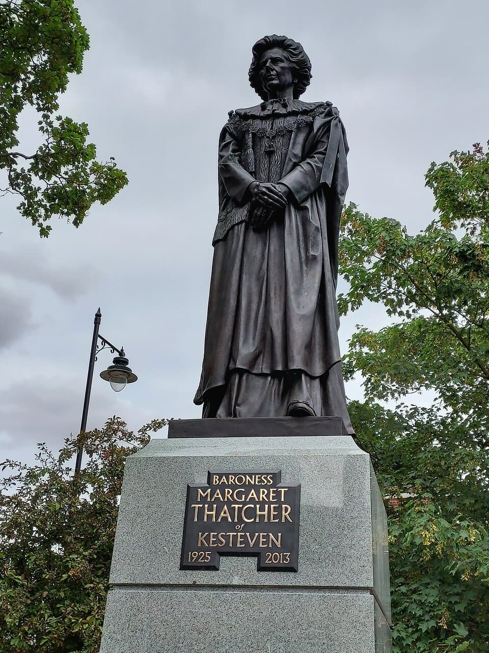 Bronze Statue of Margaret Thatcher - Grantham (23/July/22).