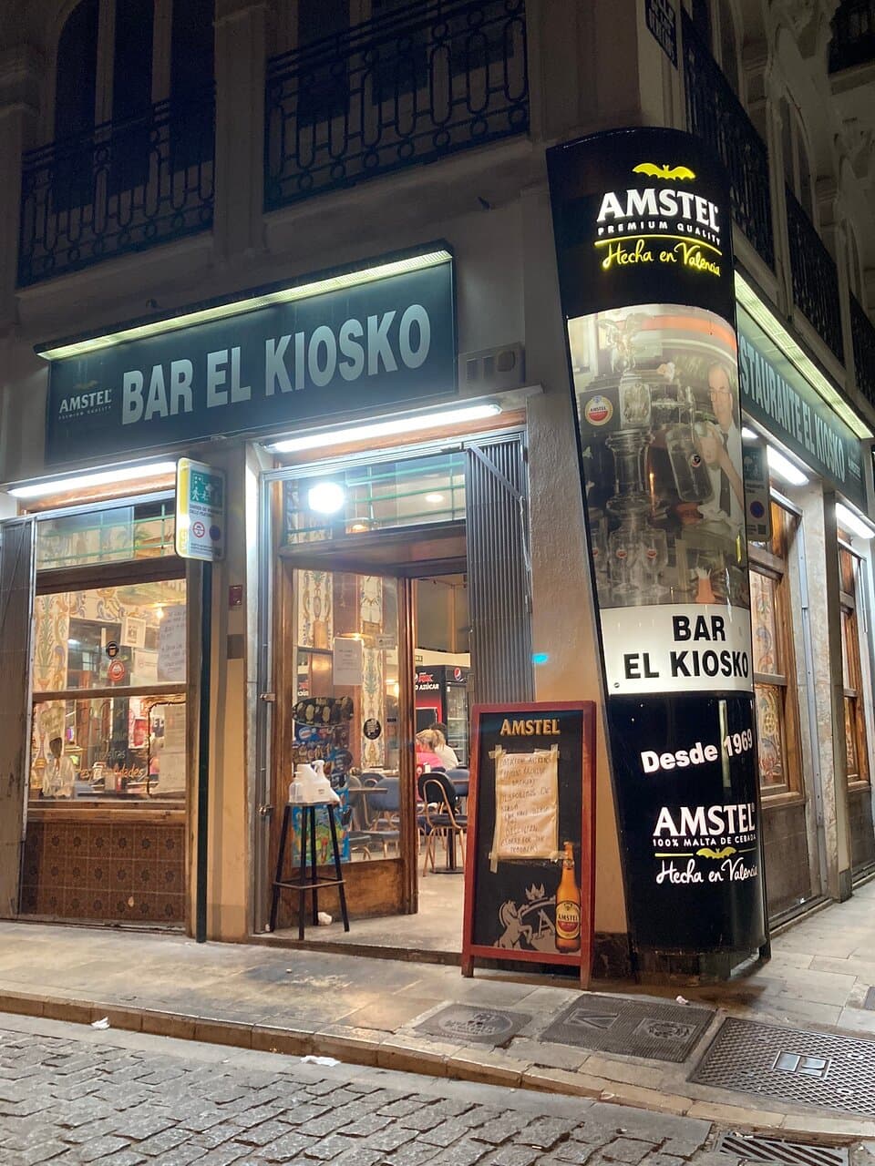 Découvrez ces petits restaurants sur la place à deux pas des circuits touristiques c’est familial traditionnel avec des prix modéré El Kiosko ,  Delicias del Liban #valencia 🏝Plaça del Doctor Collado (near Mercado Central)