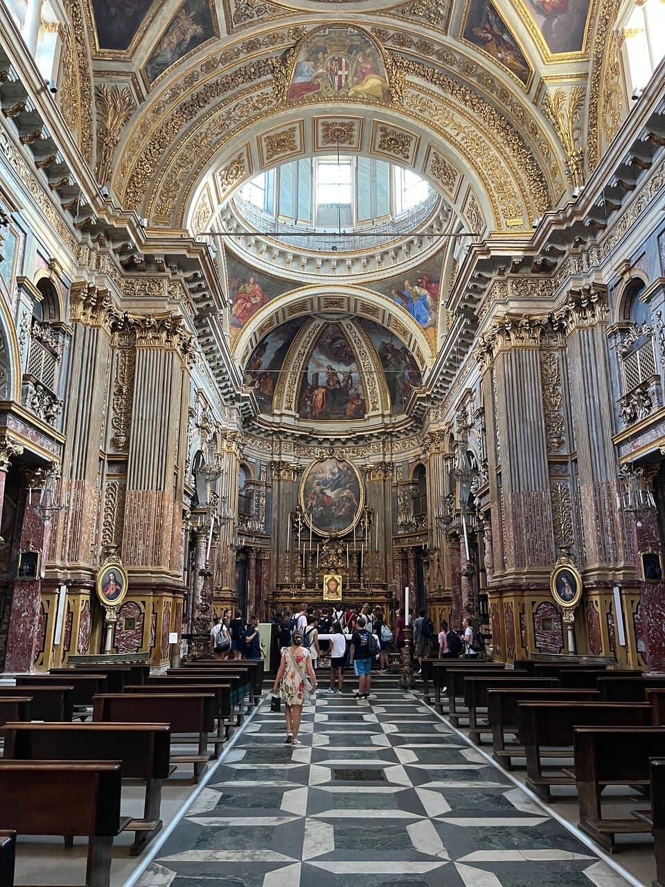 Rijk versierd interieur