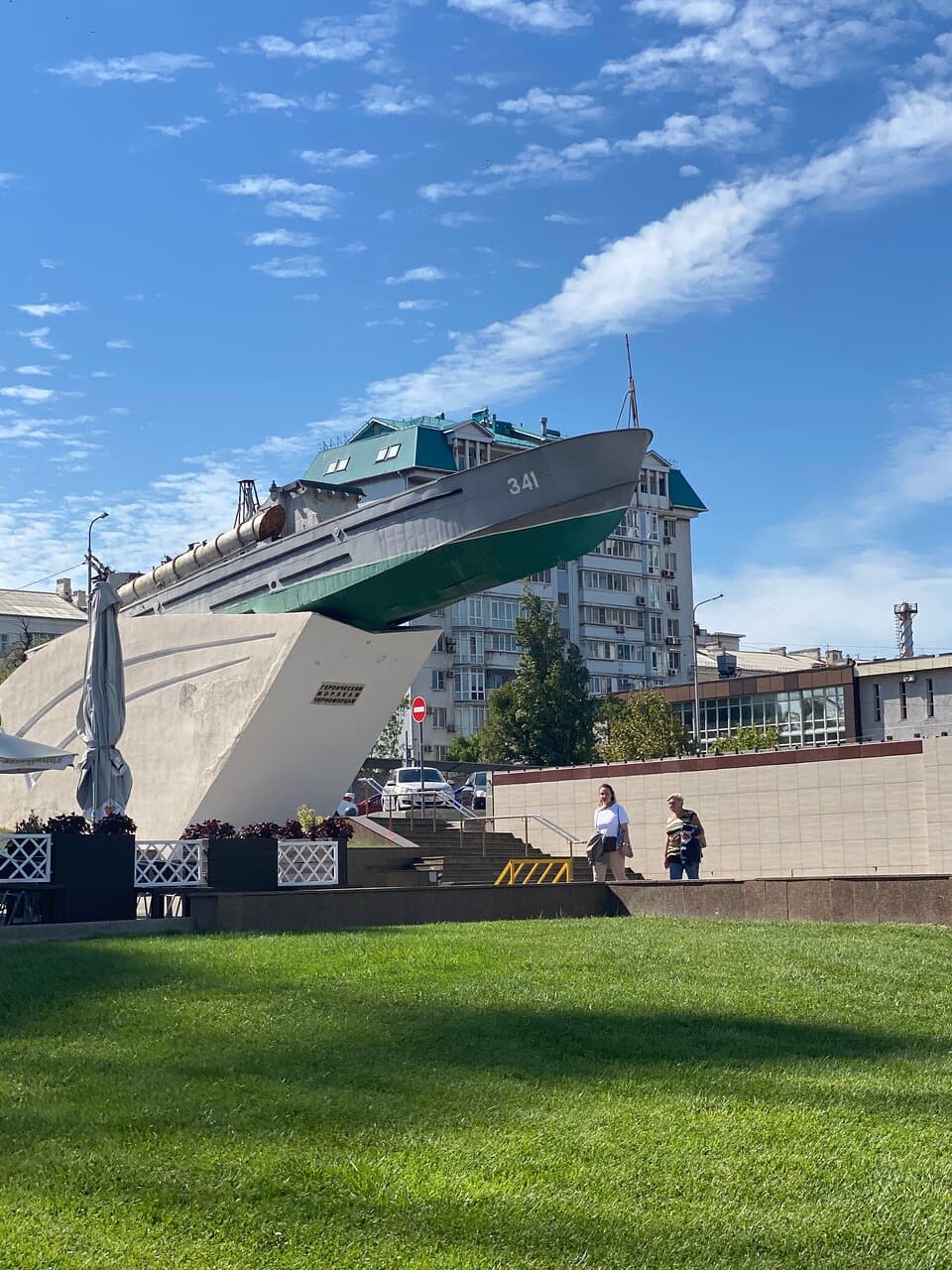 Sailor and Girl Monument