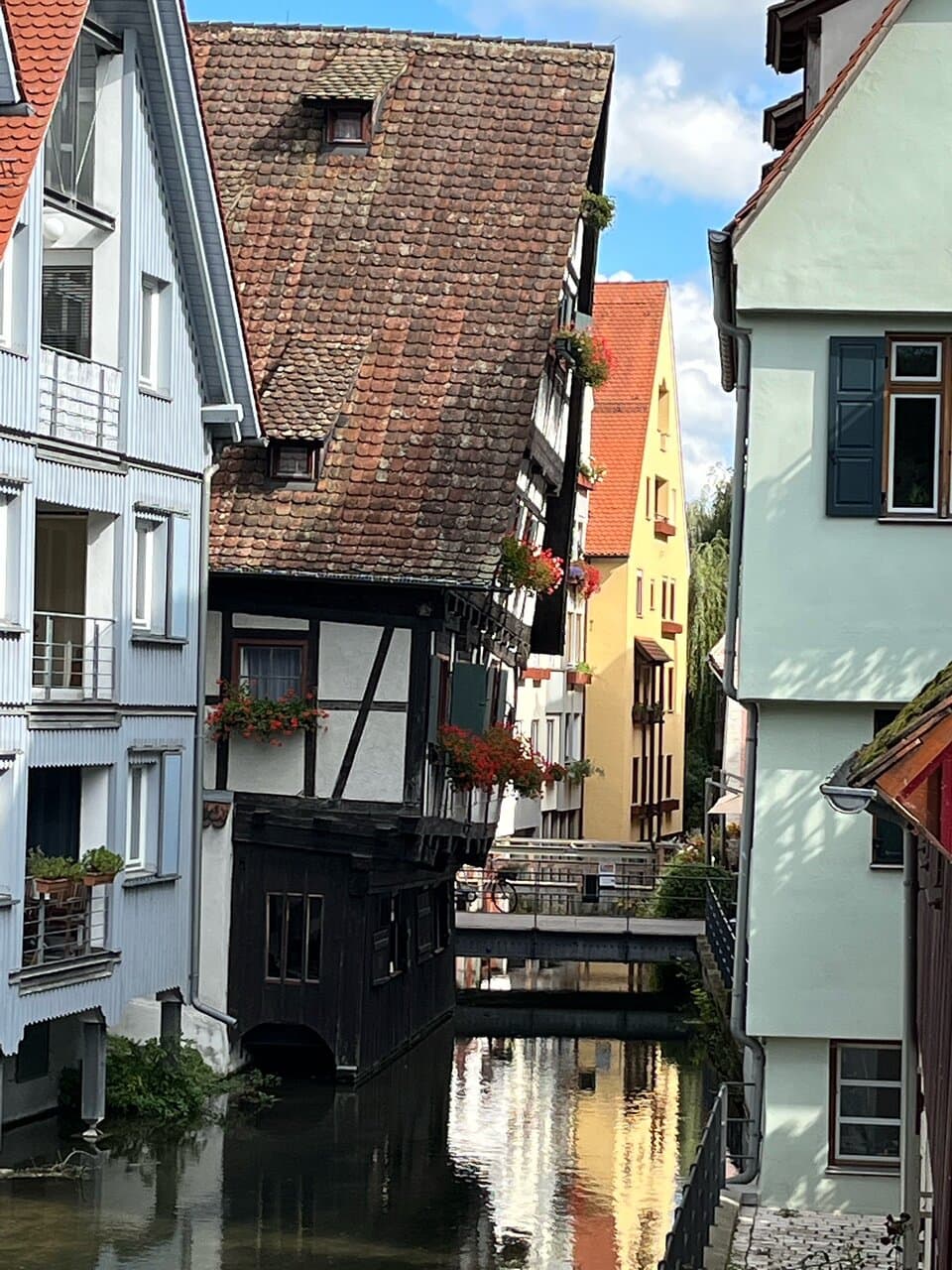 Schiefes Haus