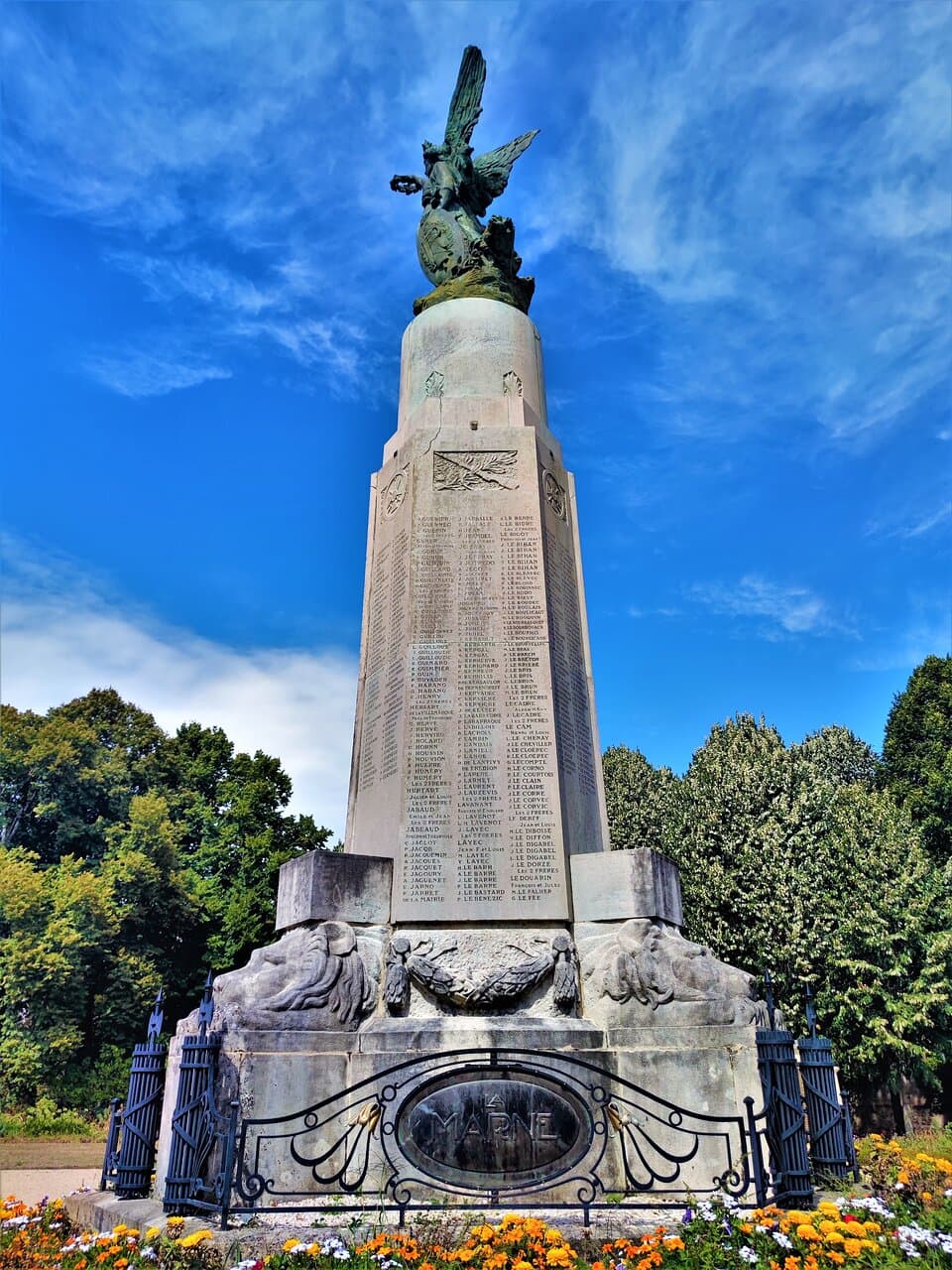 Lieu paisible placé sur les hauteurs dominant les remparts. Parc arboré un peu à l'écart de la foule des touristes, il héberge un monument de Emmanuel Ladmiral (1882-1934), architecte et sculpteur.