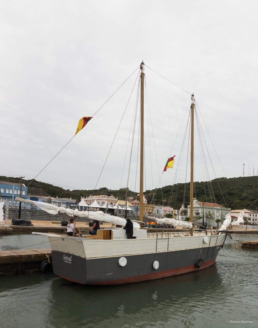 Embarcação SEIVAL atracada ao lado do mercado público. 