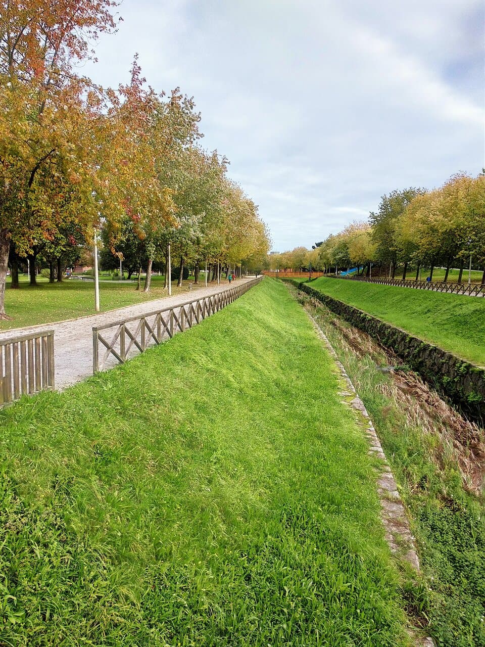 Senda paralela al río Pilón, Parque de Moreda, Gijón, Asturias
