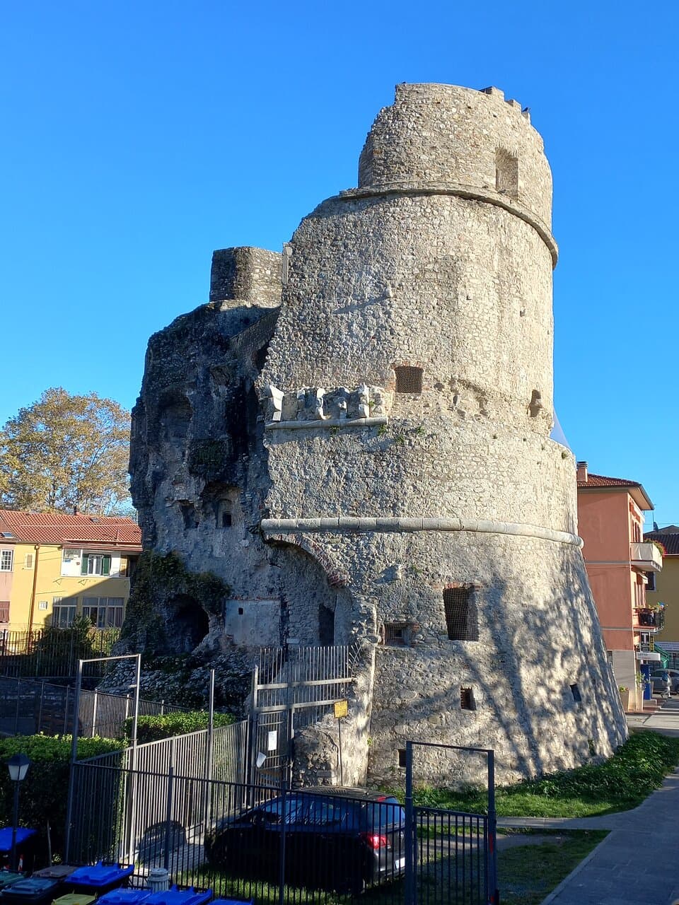 Torre di Castruccio. Carrara- Avenza. (23.11.22).