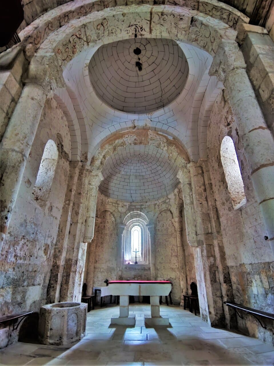 Dans ce village accueillant, une église romane du 12ème préservée. Le chevet, la travée sous clocher et sa coupole sur pendentifs, le sanctuaire et ses arcatures, sa baie plein cintre à 3 voussures, sont étonnamment bien conservés. On entre à l'Ouest, la façade restaurée, présente en partie basse les vestiges de l'église primitive. Restaurée au 19ème, la nef unique et son plafond de lambris en plein cintre met en valeur la partie Est avec laquelle elle reste en harmonie.