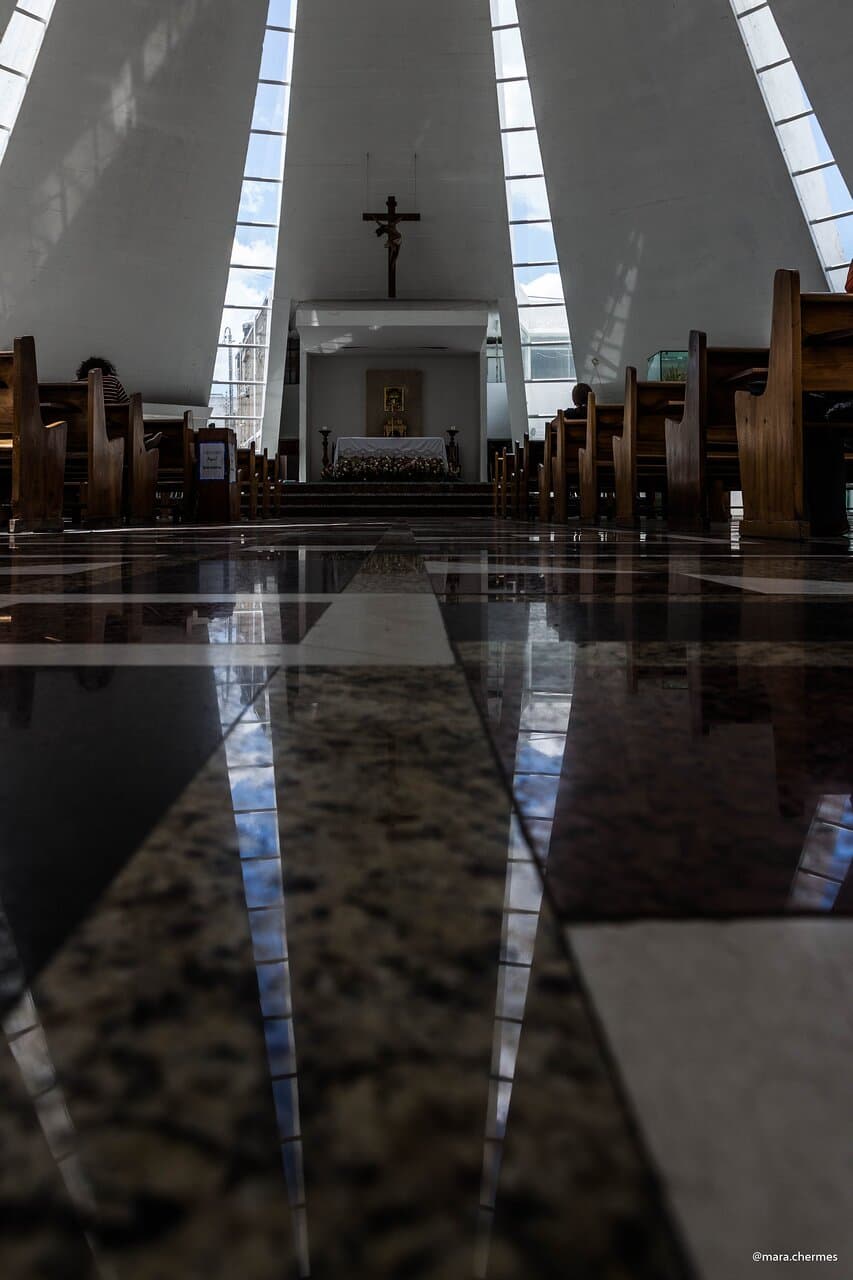 Interior da moderna  edificação. 