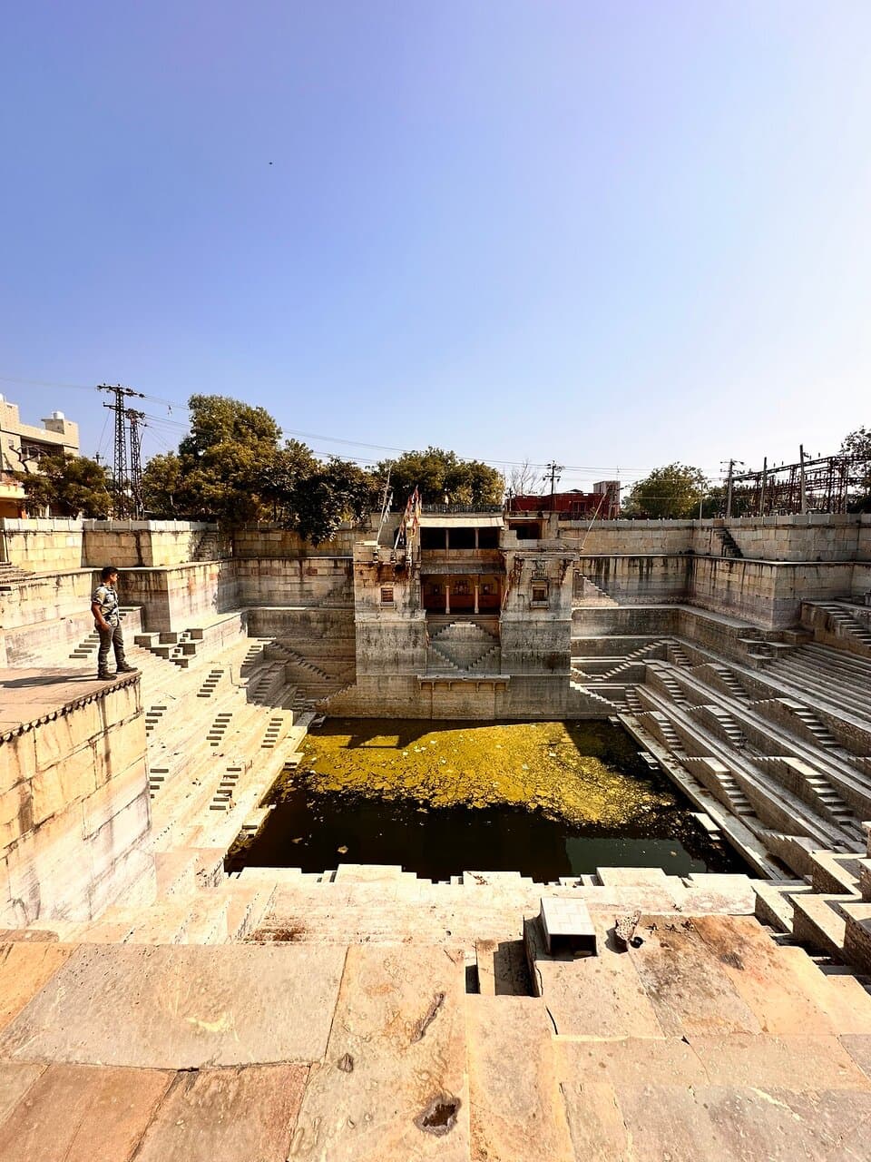Dhabhai kund is walking distance from ‘Raniji ki Baori’ in Bundi. You can take a composite ticket from Raniji ki Baori and roam about multiple places in Bundi